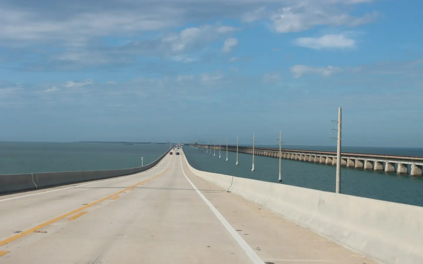 Un largo puente de autopista sobre el mar